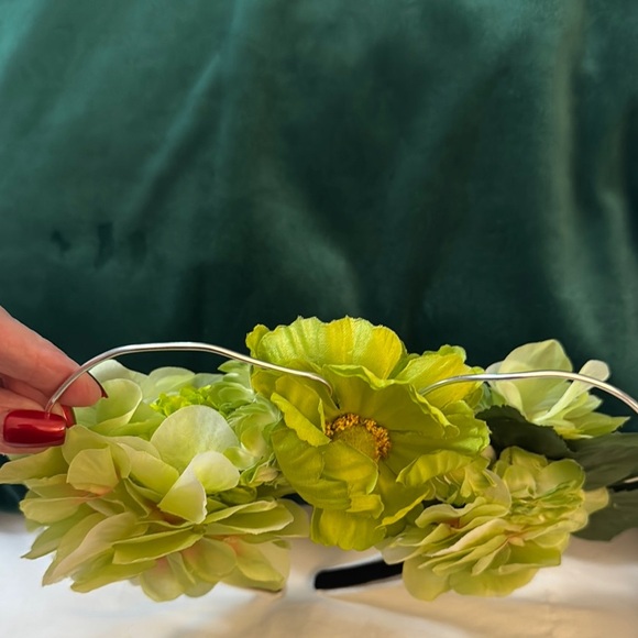 Green Heart-Shaped Floral Hair Accessory - Picture 2 of 3